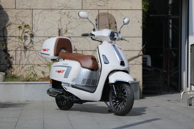 重庆嘉陵工业布加迪125CC嘉鹏牌踏板车国四电喷可上牌