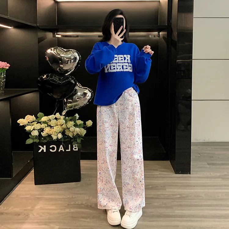 早秋穿搭一整套女装蓝色圆领植绒字母长袖卫衣白色小鱼印花牛仔裤