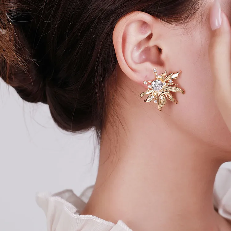 925银合成锆石耳饰 新款轻奢高级感白色太阳花闪耀锆石耳环时尚
