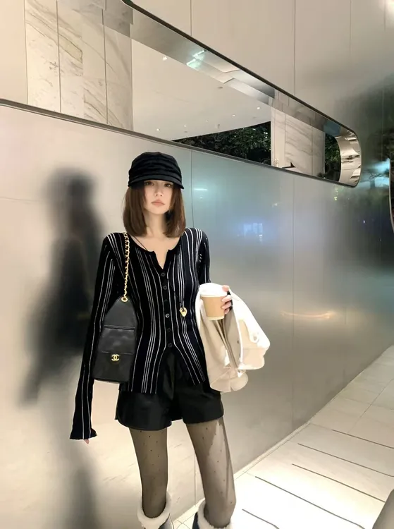 【芝士Cheese】茶系美人 秋季V领长袖条纹常规百搭毛针织衫