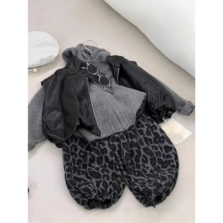 儿童套装2025秋款新品韩版男女童帅气皮马甲连帽毛衣豹纹裤三件套