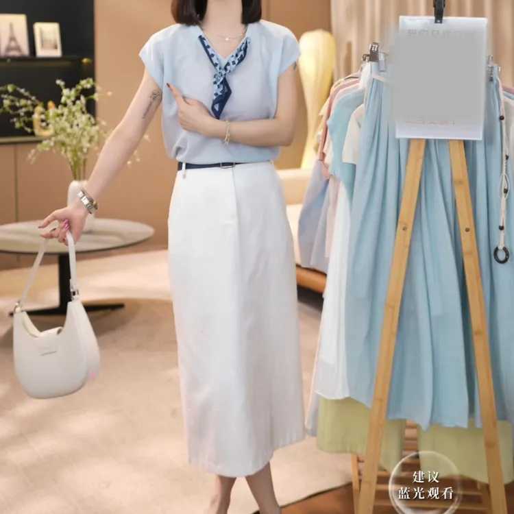 夏季新款时尚翻领半扣带丝巾无袖针上衣+百搭高腰半身裙LK2504337