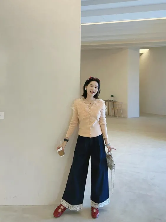 2025秋季法式高级感气质粉色蕾丝V领针织衫女搭配高腰牛仔两件套