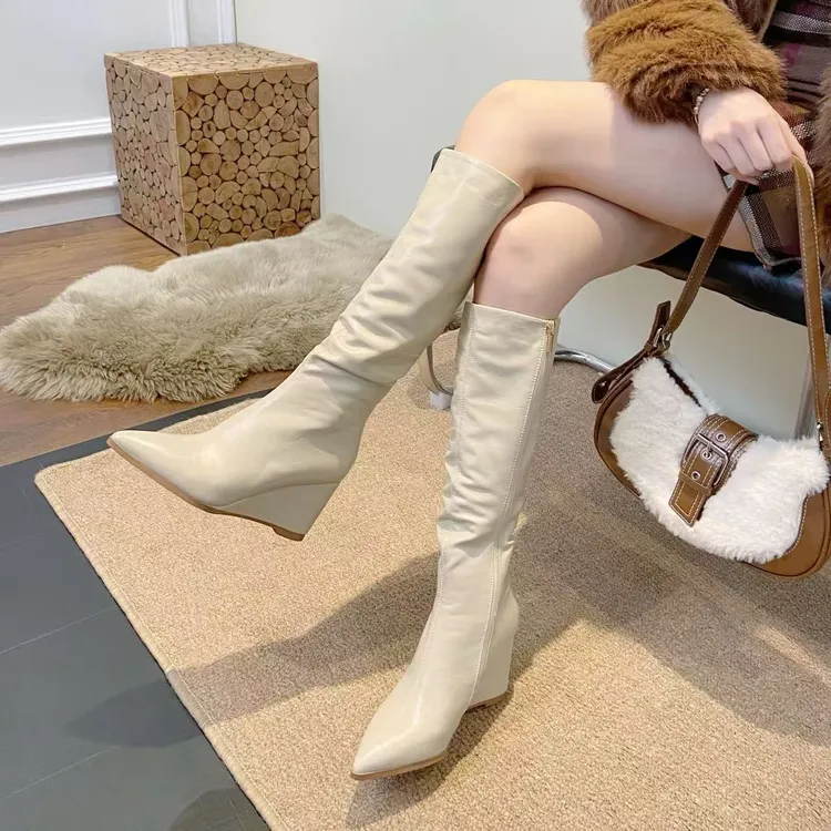 【7公分】2025秋冬新款百搭尖头侧拉链褶皱皮面坡跟长筒女靴