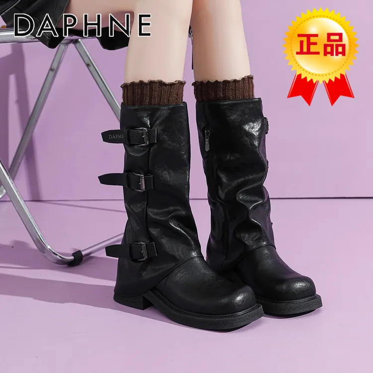 达芙妮新款富家千金风沙丘废土风皮带扣褶皱厚底时尚潮流中筒靴女
