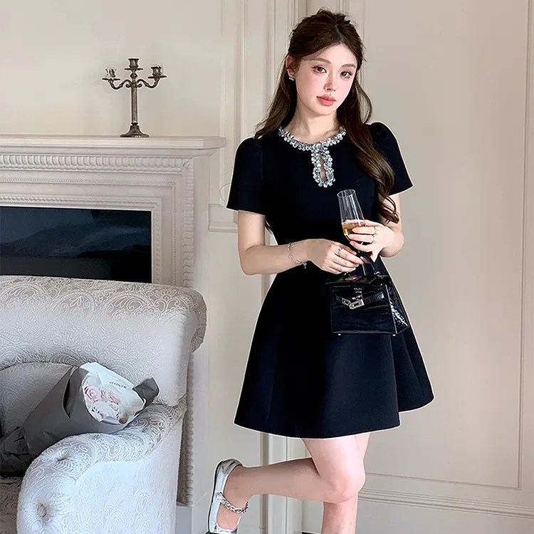 【独设甄选】2025夏新款赫本风钉珠镶钻洋气连衣裙显瘦小黑裙160035