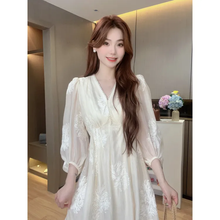 2024夏季重工刺绣v领钉珠白色连衣裙女气质中长款收腰显瘦仙女裙