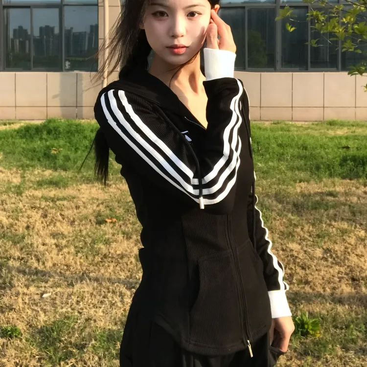 美式复古黑色三条杠时尚外套女应季2025新款修身气质通勤长袖上衣