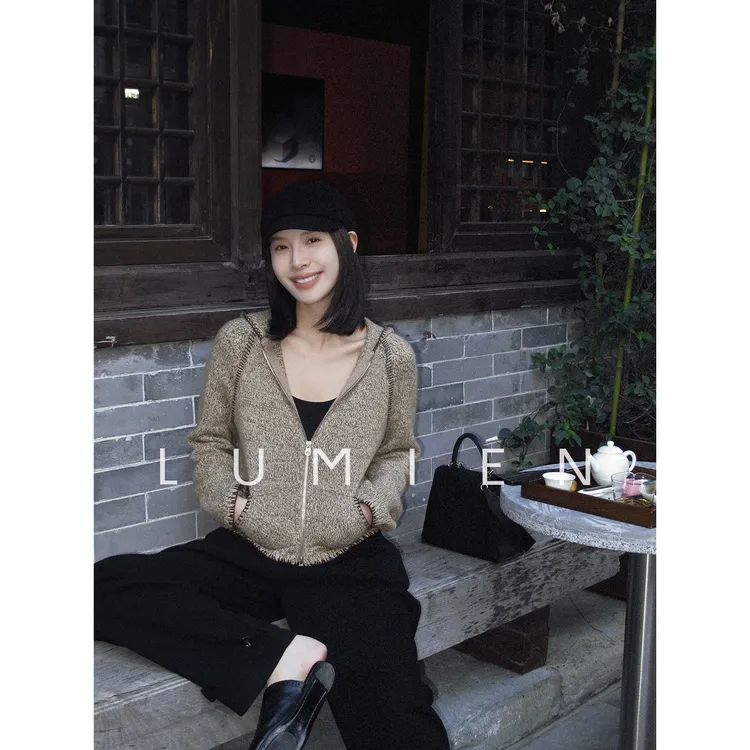 【LUMIEN 新品】“柔纱逸影”时尚哑光感设计柔软羊毛连帽衫LX5DSS149