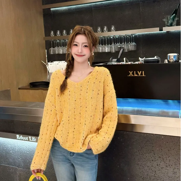 Basic House/百家好新慵懒多巴胺黄色彩点V领针织毛衣B0825C51112