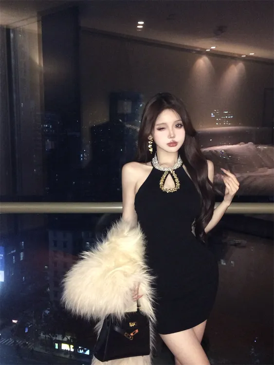 法式纯欲风重工性感挂脖连衣裙显瘦名媛小黑裙生日裙女2025年新款