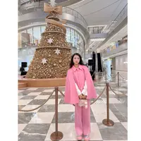 玫红色斗篷款羊绒大衣气质优雅大气 