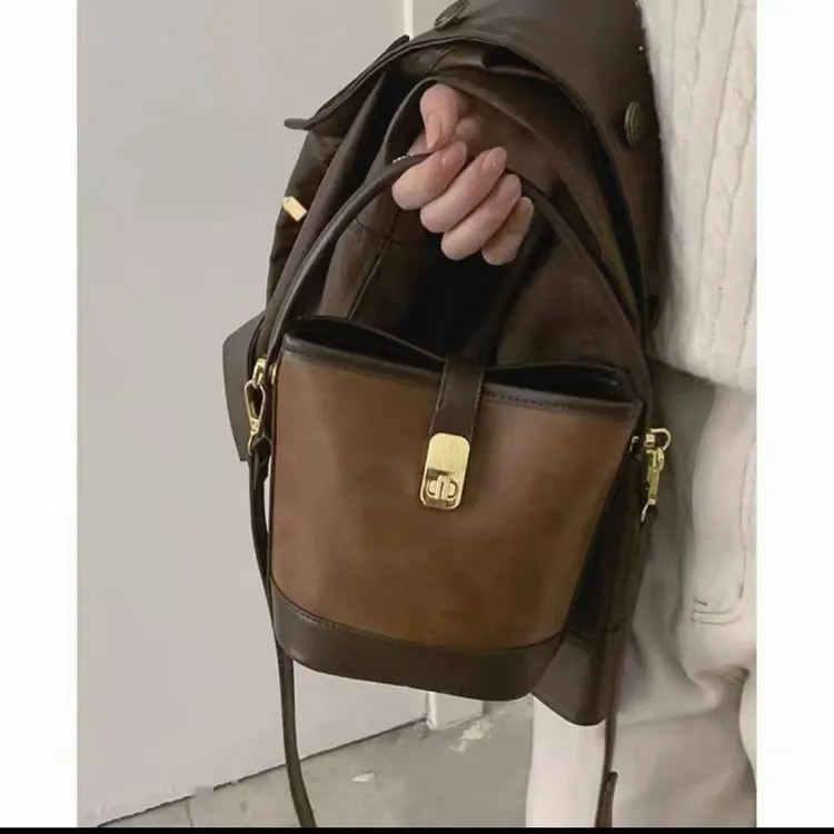 YUSMYU高级感手提包包女2025新潮复古撞色专用水桶包百搭斜挎包