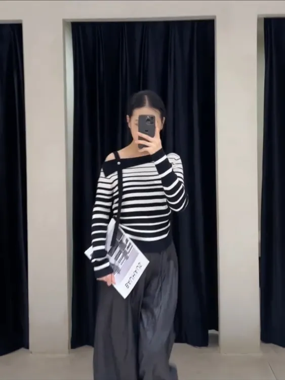 撞色条纹斜领露肩长袖针织衫女秋装2025新款休闲修身显瘦别致上衣