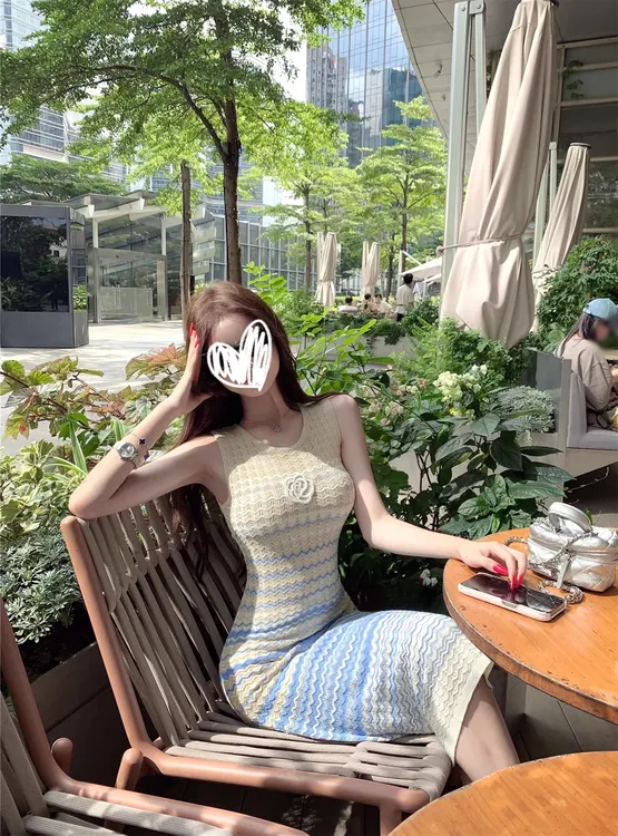 A小香风气质山茶花无袖背心连衣裙夏季渐变条纹针织裙子修身长裙