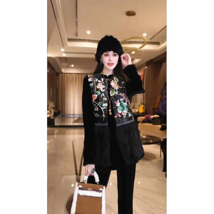 飞儿【锦羽花马夹】2025早秋新款刺绣獭兔拼接驼鸟毛马夹