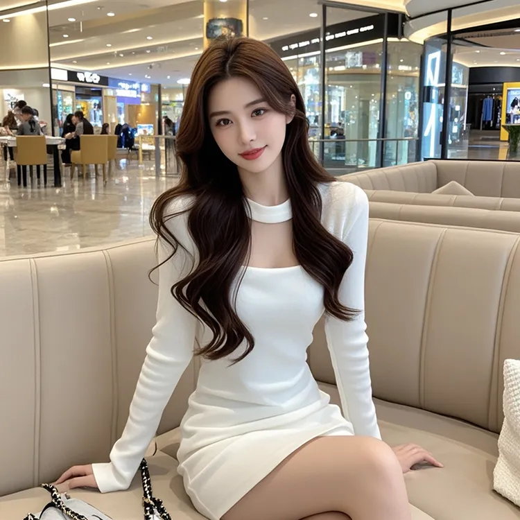 白色方领挂脖秋冬连衣裙女小众设计高级感轻奢收腰显瘦包臀短裙