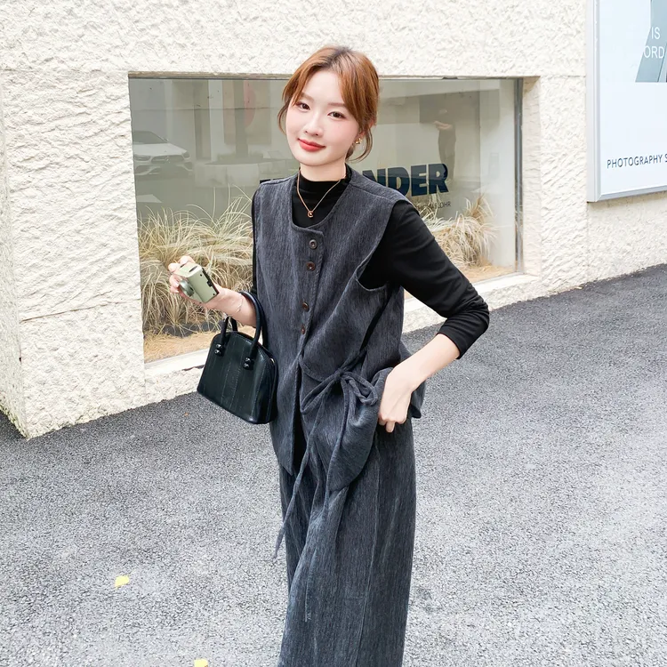 灰色今年流行雪尼尔套装裤女2025秋季新款马甲打底衫阔腿裤三件套