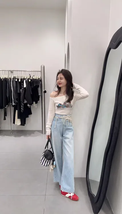 2025秋季新款猫咪印花斜肩长袖针织韩系chic别致上衣百搭牛仔裤