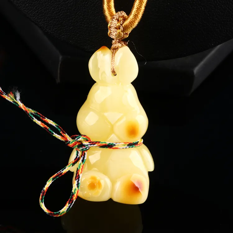 欧说珠宝 国风俏色巧雕鸡油黄可爱兔子蜜蜡吊坠本命年项链送男女