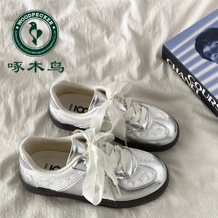 啄木鸟银色蕾丝德训鞋女款2025新款春季透气小白鞋复古厚底板鞋