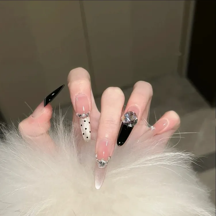 【黑金爵士】法式方糖甜酷高奢波点樱色手工显白黑色猫眼穿戴甲贴片