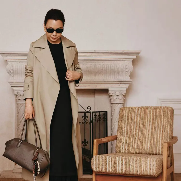 Ms.Qnn“经典升级”智感穿搭肆意潇洒 随性长款风衣外套 52C620 Q姐