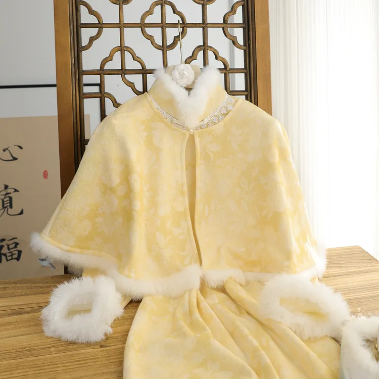 俏娘鱼黄色复古斗篷式2025年轻款改良旗袍保暖毛绒领新中式日常穿