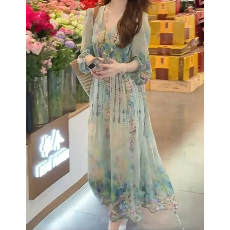 1362 轻奢大牌高级感气质V领碎花连衣裙2025夏季新款收腰显瘦长裙