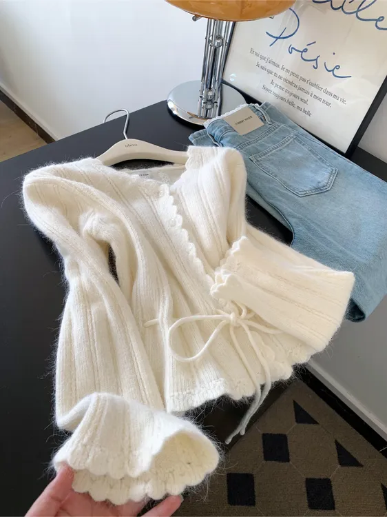 2025秋冬新款韩系温柔ins风针织衫V领钩花设计软糯系带修身毛衣女