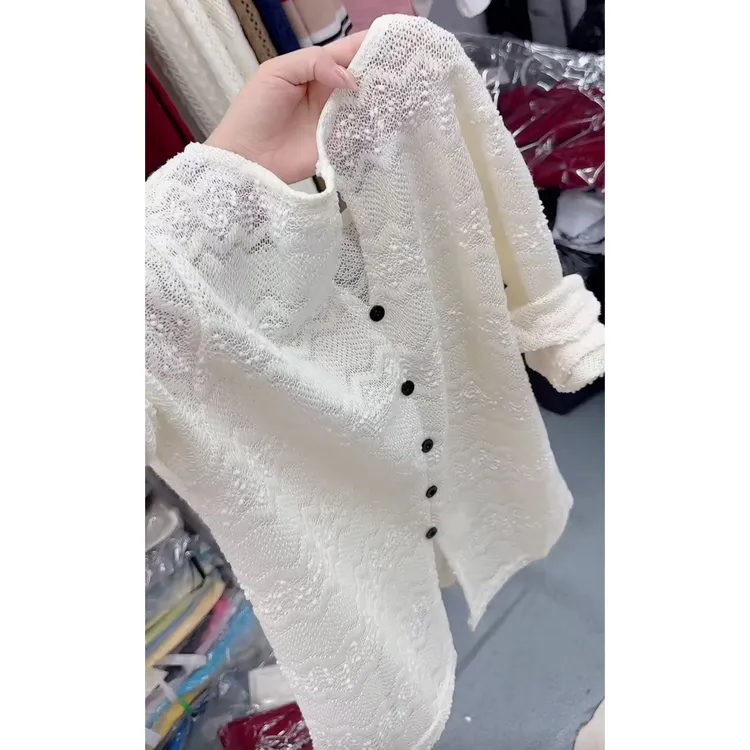 今年流行穿搭2025早秋新款温柔风镂空排扣毛针织衫休闲风长袖上衣