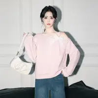 粉色斜肩长袖卫衣女春秋2025新款温柔风蝴蝶结露肩无帽套头短上衣