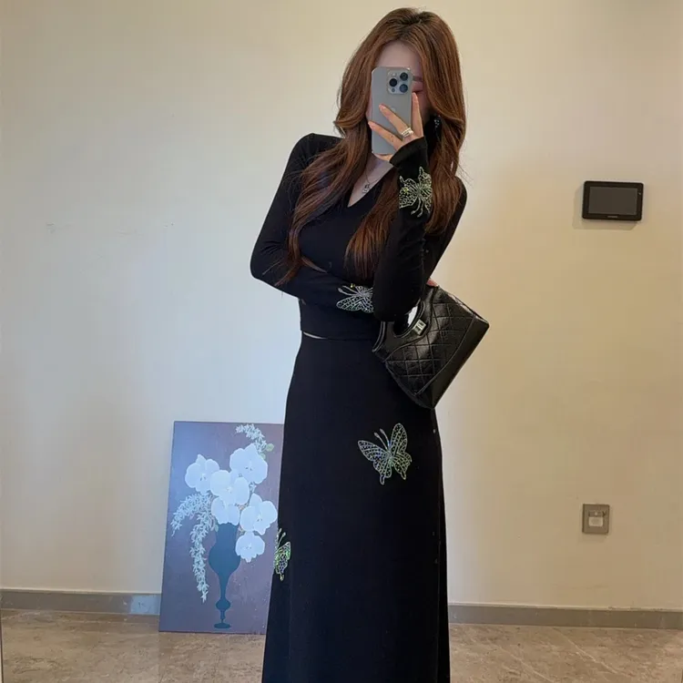 法式轻奢风气质套装女秋冬新款显瘦上衣重工烫钻半身裙时尚两件套
