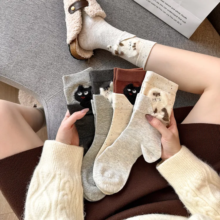 袜子女中筒袜秋季穿搭好物潮流网红女款可爱猫咪棉袜配勃肯鞋女袜