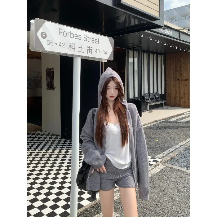 时尚套装灰色连帽宽松毛衣外套女秋季高腰针织直筒休闲短裤两件套