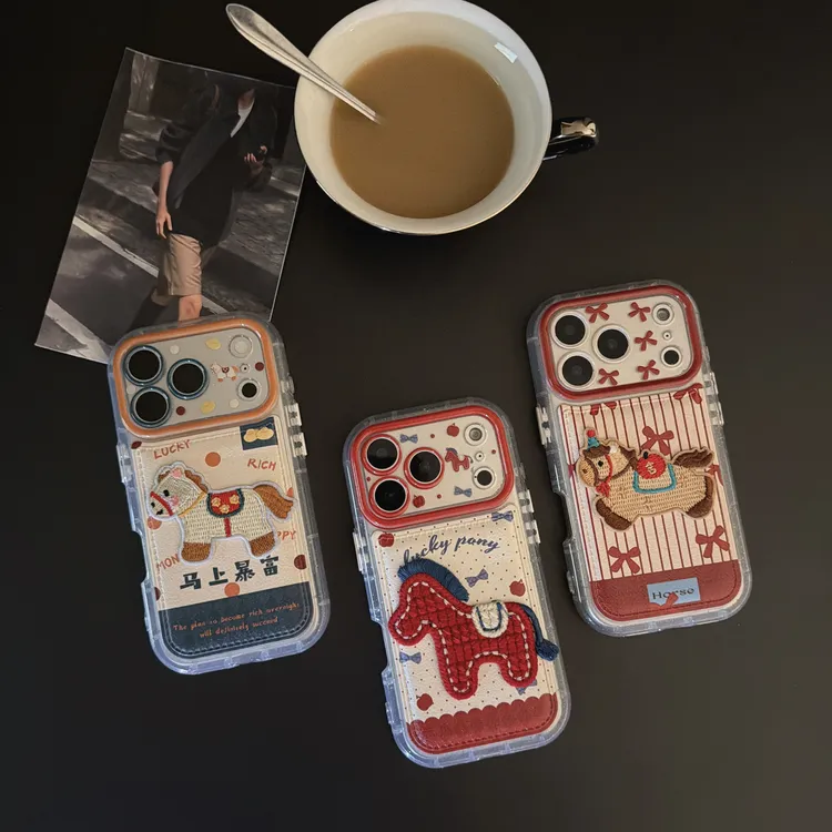 适用于iPhone17Promax皮纹刺绣新年马上暴富可爱小马苹果15手机壳