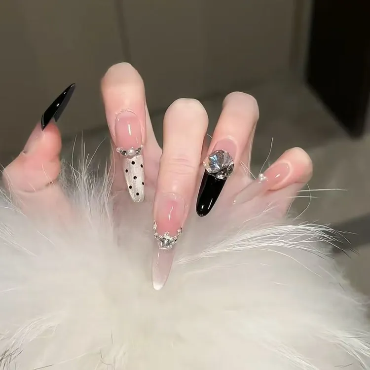 爆闪秋冬气质高级波点黑色千金香槟猫眼法式纯手工显白穿戴美甲。