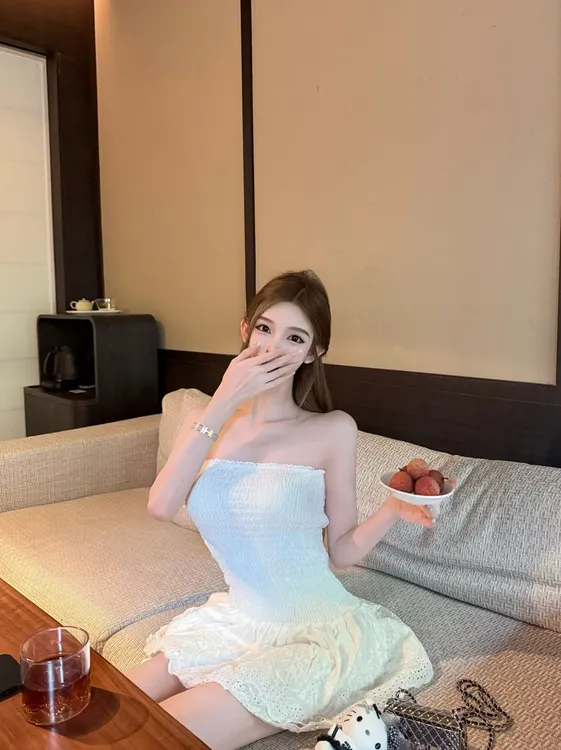 纯欲风无袖背心白色蕾丝花边褶皱弹力抹胸裙拼接花边气质小白裙女