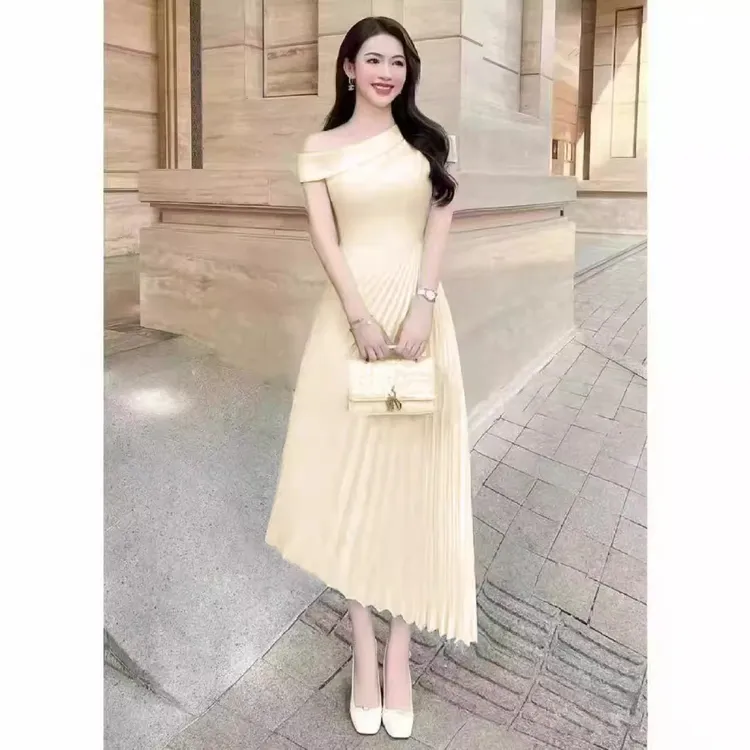 2025夏单肩不规则连衣裙设计露肩活动礼服裙白色针织时尚法式修身