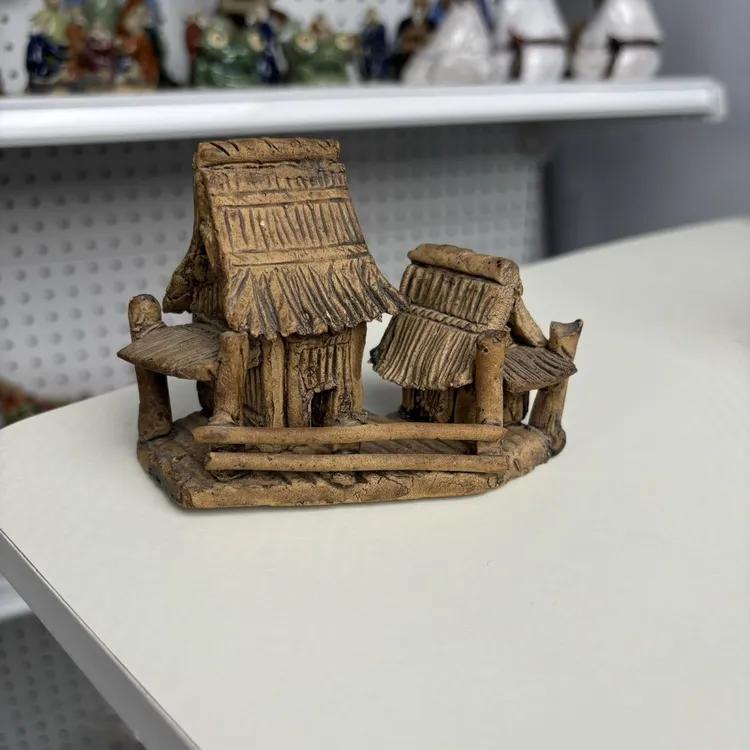 陶瓷草房摆件11厘米长