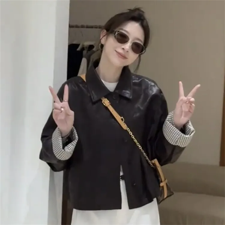 秋季翻领短款纽扣长袖皮衣女时尚休闲气质袖口格纹拼接短外套上衣