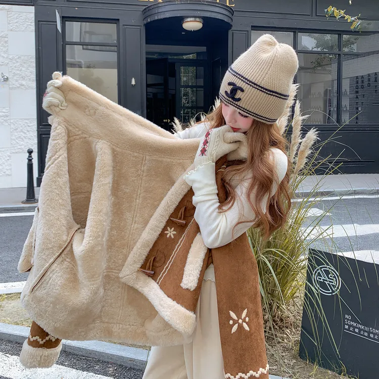 美拉德冬季独特刺绣毛绒拼接麂皮绒外套女2025新款牛角扣气质夹克