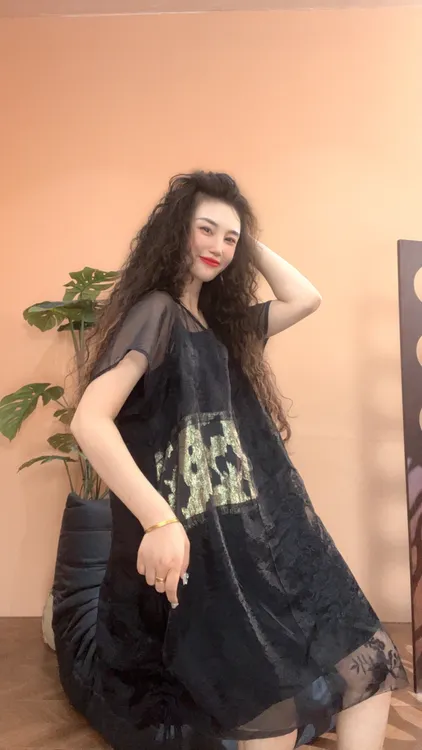 museguhui/木色古汇82585#气质显瘦百搭重黑色复古个性连衣裙