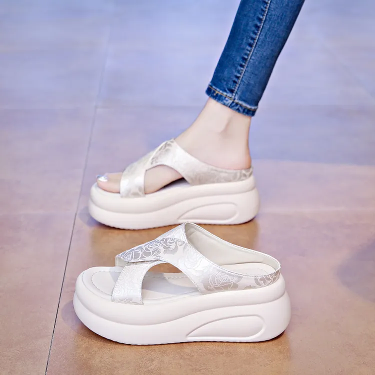 网红拖鞋女夏外穿2025新款百搭洋气搭裙子厚底增高松糕凉小码凉拖