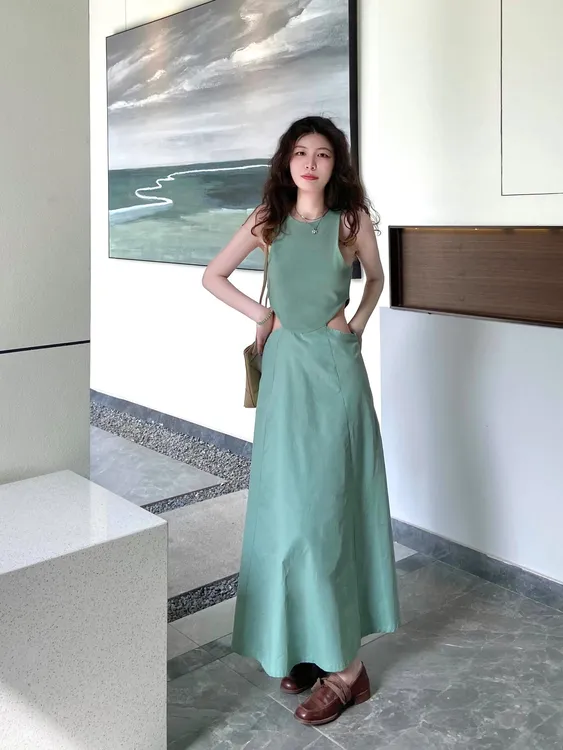 2025春夏新款法式高级设计感小众露腰镂气质收腰开叉无袖连衣裙