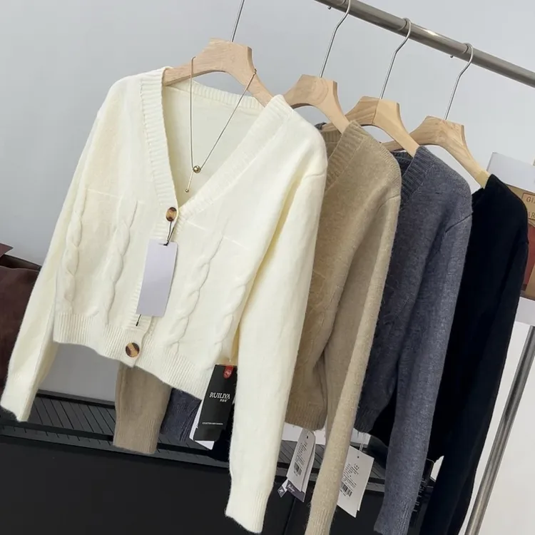 V领三扣针织开衫女复古绞花小众肌理感短款毛衣秋季新款