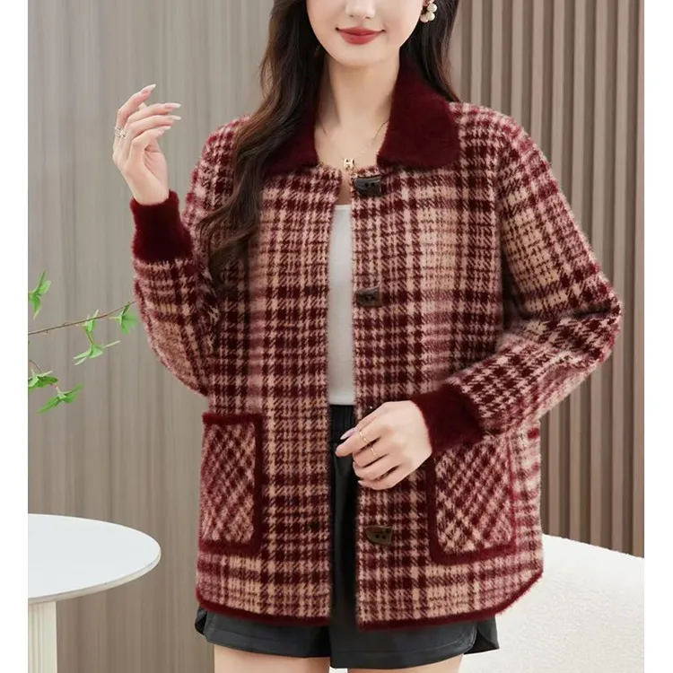 中老年女装秋冬季水貂绒翻领外套妈妈装新款加厚保暖洋气格子上衣