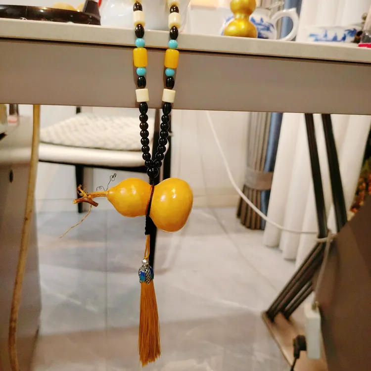 非金属木质吊坠 纳财护安挂葫，款式多样化。挂坠项链黄色长款饰品