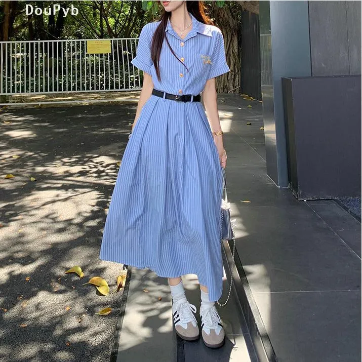 DouPyb轻奢文艺气质蓝色条纹短袖连衣裙女夏季2025新款收腰A字显