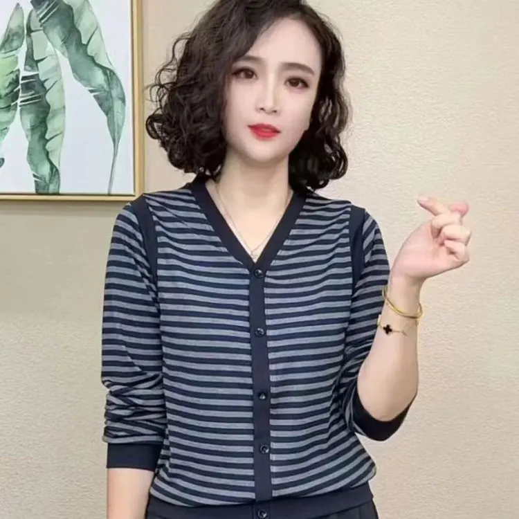 2025洋气减龄百搭显瘦气质新款时尚V领长袖秋款女士上衣